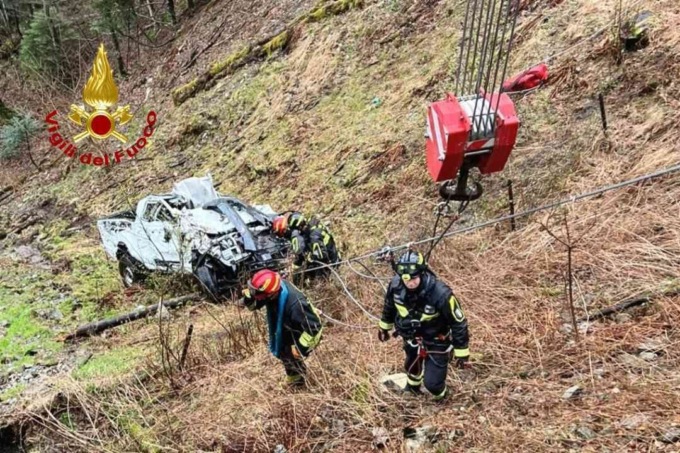 Rimossa dai Vigili del Fuoco l’auto caduta nel dirupo a Cervatto