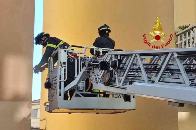 Distacco di intonaco a Vercelli e un incendio a Borgosesia – LE FOTO