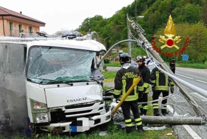Automezzo contro palo della luce: automobilista in ospedale