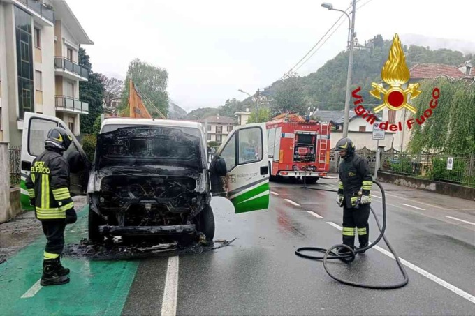 Furgone in fiamme a Varallo
