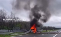 La Ferrari che brucia in autostrada: l'impressionante video