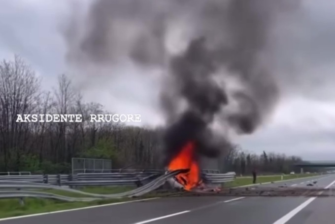 La Ferrari che brucia in autostrada: l’impressionante video