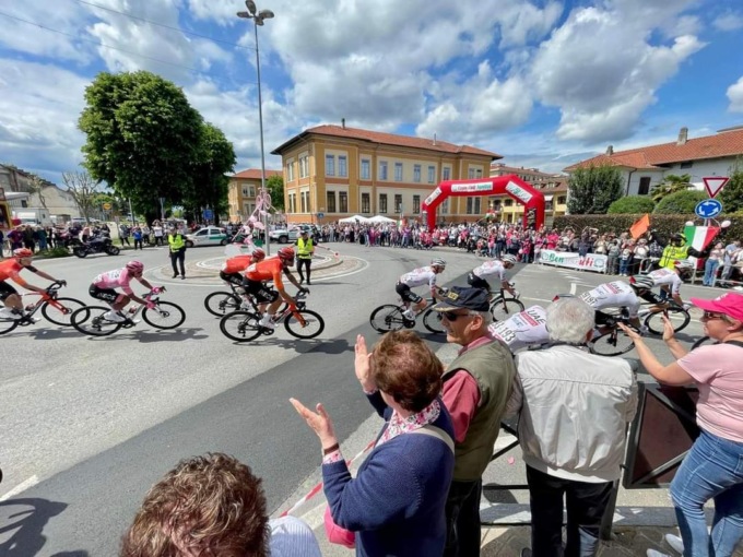 Santhià celebra il passaggio del Giro d’Italia – LA GALLERY