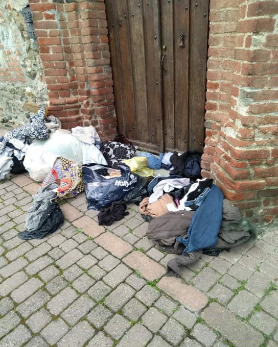 “Non abbandonate gli abiti usati davanti alla nostra sede”