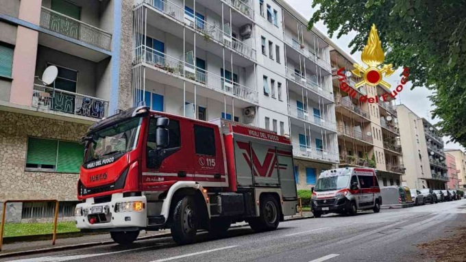 Donna soccorsa in casa a Vercelli: portata in ospedale