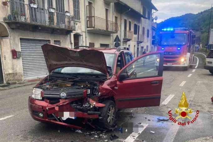 Incidente stradale a Borgosesia: due mezzi coinvolti