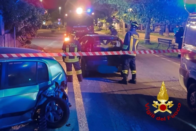 Un’auto sbanda e travolge due vetture in sosta