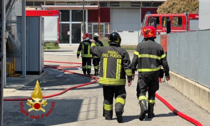 Capannone industriale in fiamme a Varallo: sopralluogo di Arpa