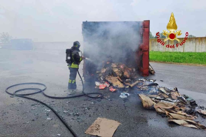 Compattatore dei rifiuti a fuoco a Stroppiana