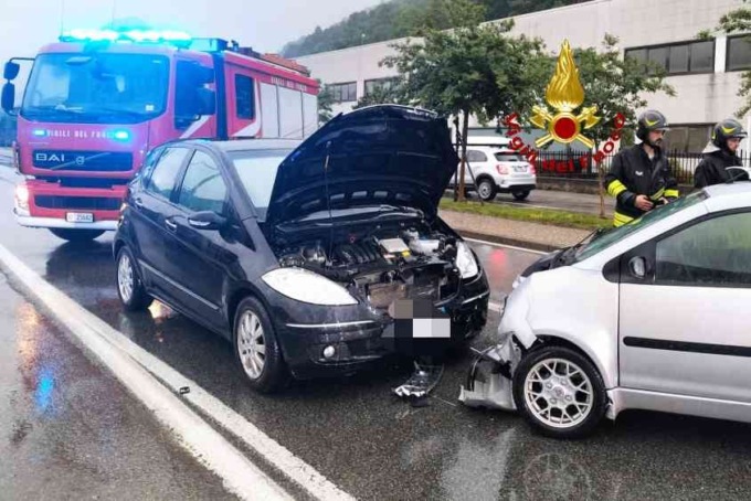 Grave scontro frontale fra due auto in Valsesia morta una donna