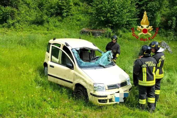 Una donna esce di strada con l’auto e finisce al pronto soccorso