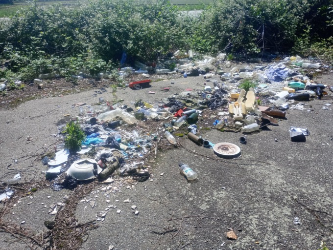 C’è una discarica da bonificare in tangenziale, tonnellate di porcheria