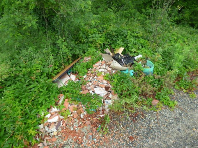 Inerti e ingombranti: fioriscono le discariche al rione Isola