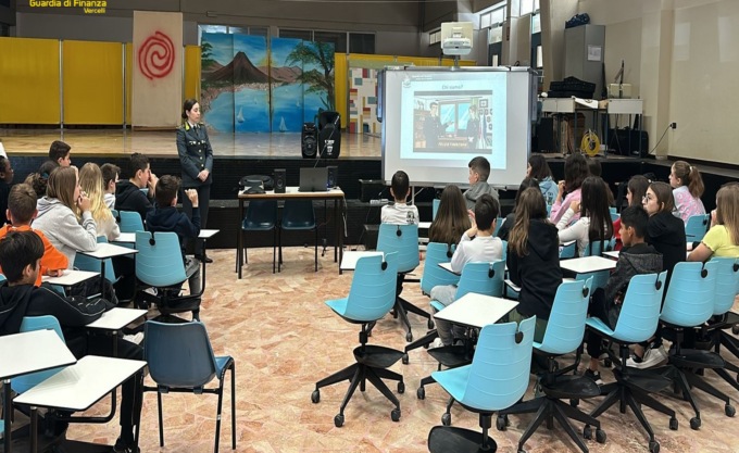 Le Fiamme Gialle fanno lezione agli studenti dell’istituto Comprensivo Lanino