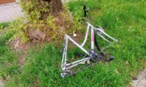 Largo Giusti: carcassa di bici, spazzatura ed erbacce