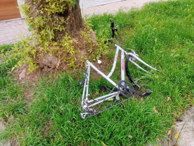 Largo Giusti: carcassa di bici, spazzatura ed erbacce