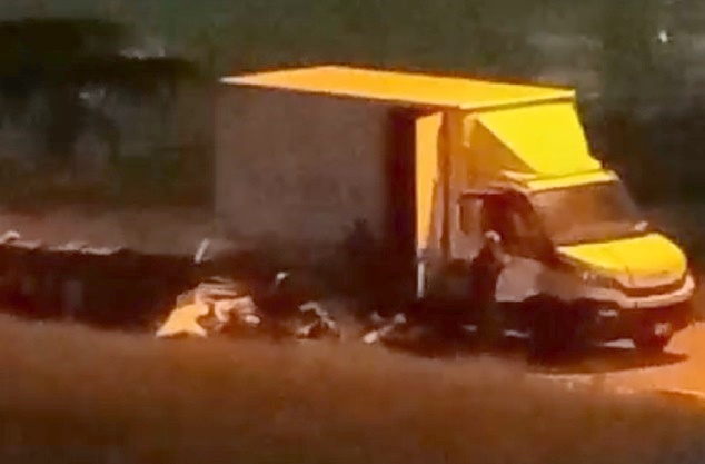 Scaricano rifiuti in via Egitto da un camion