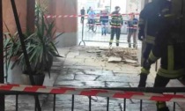Cadono grossi calcinacci dal soffito dei portici in centro a Livorno Ferraris