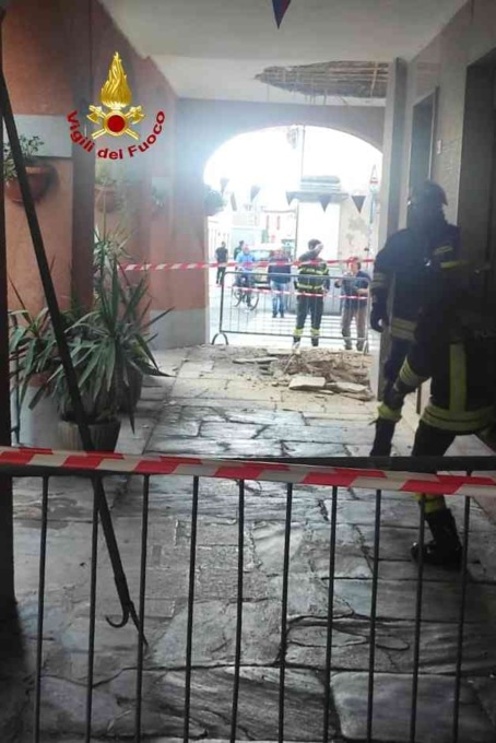 Cadono grossi calcinacci dal soffito dei portici in centro a Livorno Ferraris