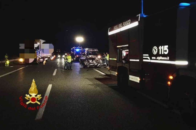 Scontro tra vettura e mezzo pesante sulla A26: un morto
