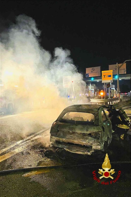 Vettura a fuoco al casello autostradale di Carisio