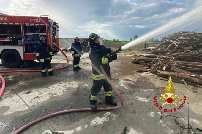 Mega incendio di rotoballe a Verrua, Vigili del Fuoco dal Vercellese per spegnerlo