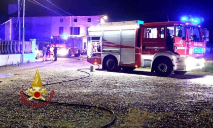 Nella notte va a fuoco un'auto a Palazzolo