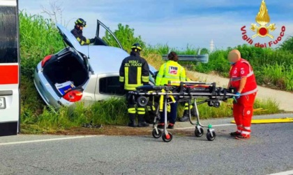 Vettura esce di strada a Pezzana