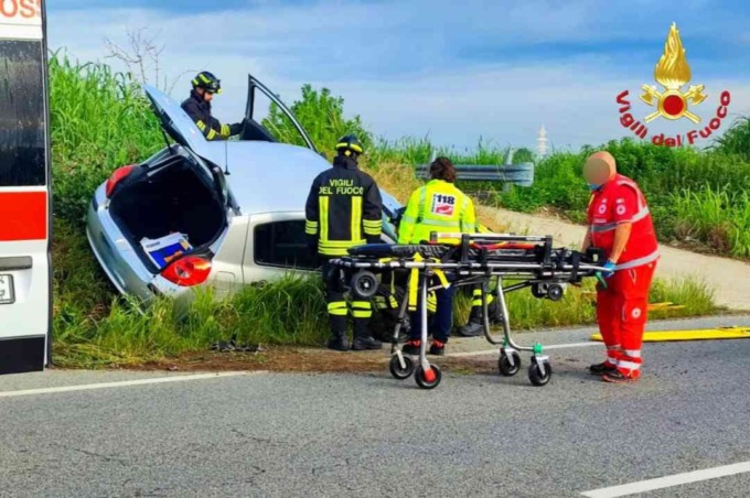 Vettura esce di strada a Pezzana