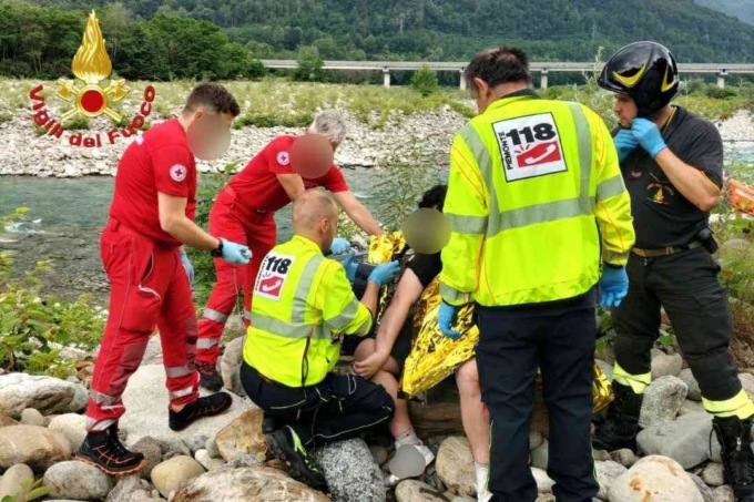 Ragazzo finisce nel Sesia, salvato dai Vigili del Fuoco