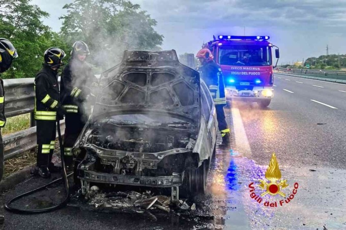 Vettura a fuoco al casello di Carisio – La gallery