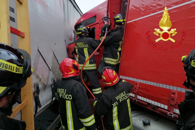 Tamponamento fra tre camion sulla A4 tre feriti, interviene l’elisoccorso