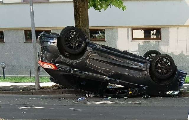 Auto ribaltata in Corso Rigola a Vercelli