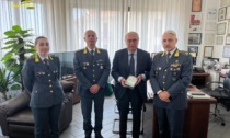 Il sindaco Roberto Scheda in visita alla Guardia di Finanza di Vercelli