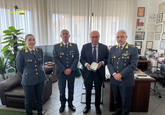 Il sindaco Roberto Scheda in visita alla Guardia di Finanza di Vercelli