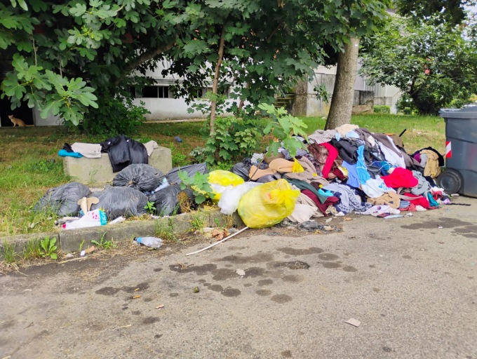 Discarica infinita al rione Isola e torna il pattume anche al Billiemme