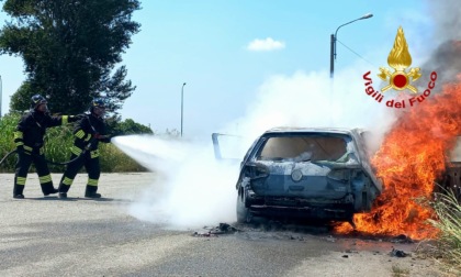 Macchina in fiamme al casello di Vercelli Ovest