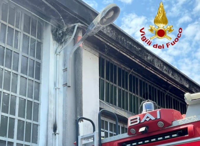 A fuoco cavi elettrici a Caresanablot