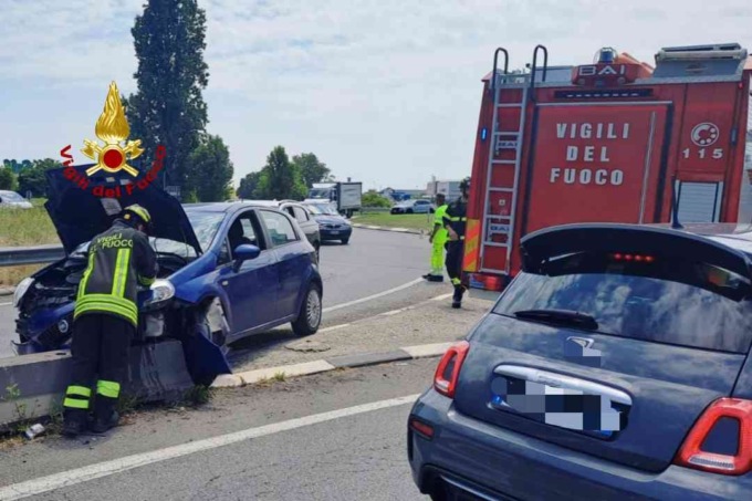Finisce con l’auto contro lo spartitraffico in cemento