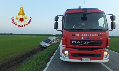 Donna finisce in ospedale dopo l'uscita di strada in auto