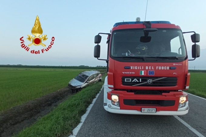 Donna finisce in ospedale dopo l’uscita di strada in auto
