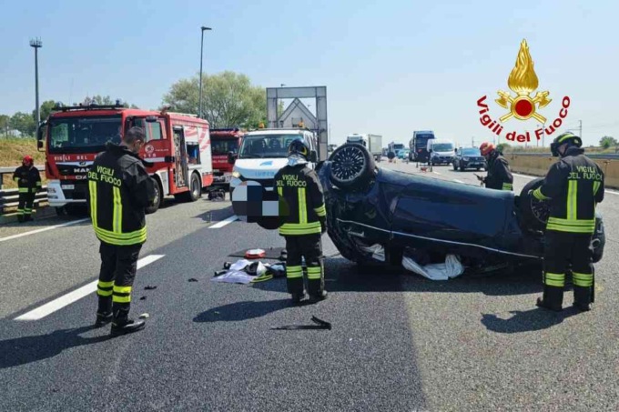 Incidente sulla A4 a Villarboit auto elettrica contro camion