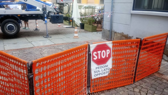 Maltempo a Vercelli: cadono calcinacci da edificio in centro città