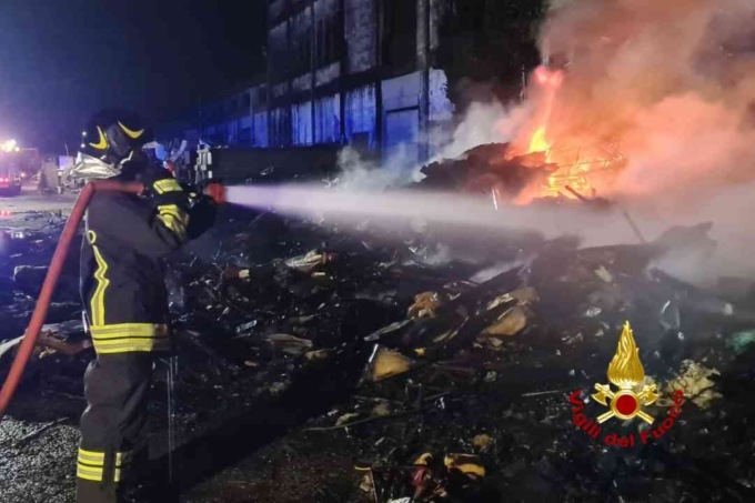 A fuoco uno stabilimento di Albano Vercellese