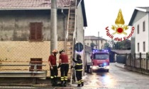 Tegole pericolanti dal tetto a Santhià: intervengono i vigili del fuoco