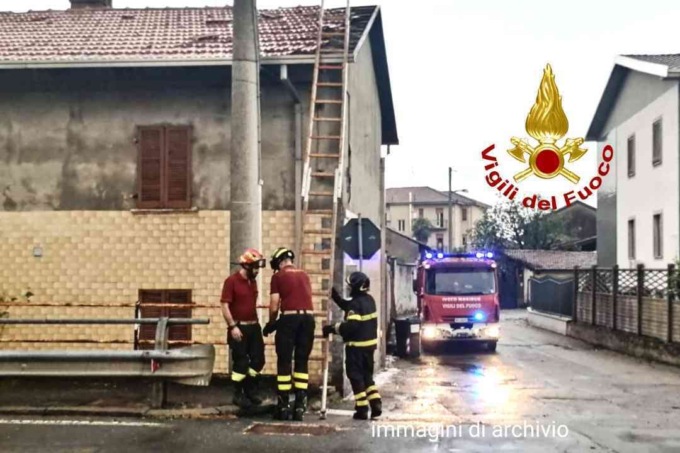 Tegole pericolanti dal tetto a Santhià: intervengono i vigili del fuoco