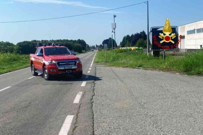 Furgone in fiamme a Ghislarengo