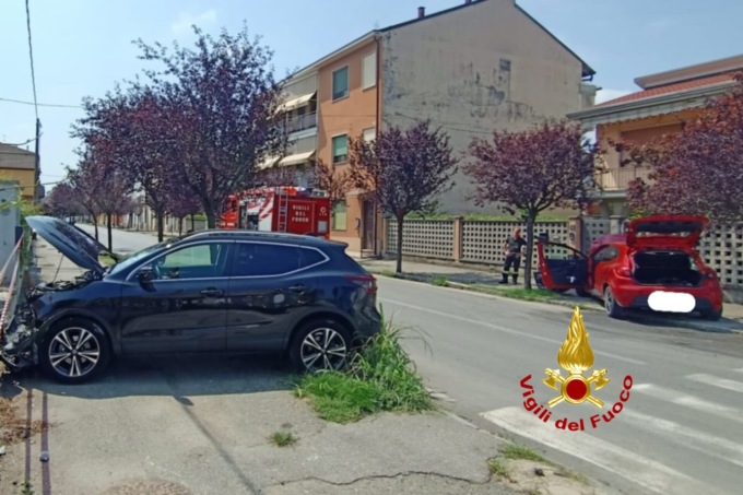 A Trino scontro fra auto, una demolisce il muretto di una casa