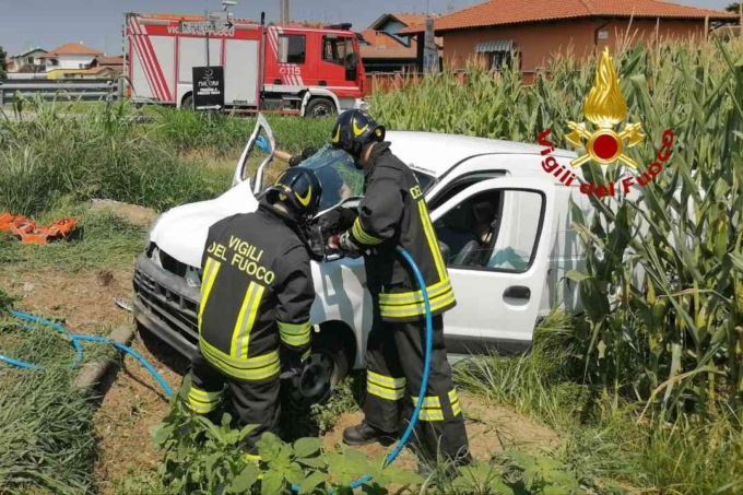 Incidente stradale a Tronzano: due persone coinvolte