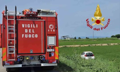 Auto nella risaia: la conducente estratta dai Vigili del Fuoco